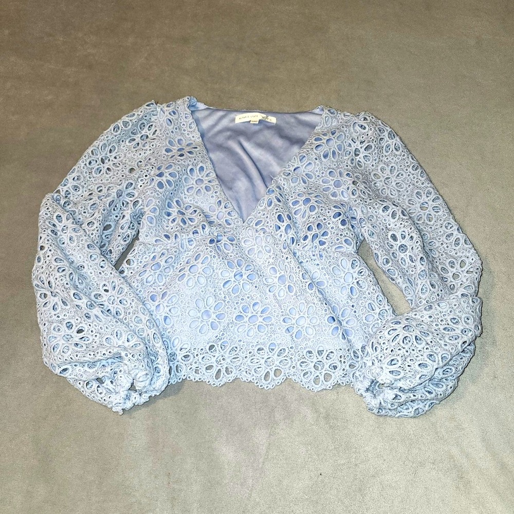 Altar'd State Women's S Blue Lace Eyelet V-Neck Puff Sleeve Lined Crop Blouse